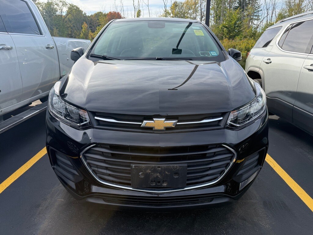 2022 Chevrolet Trax LS photo 2