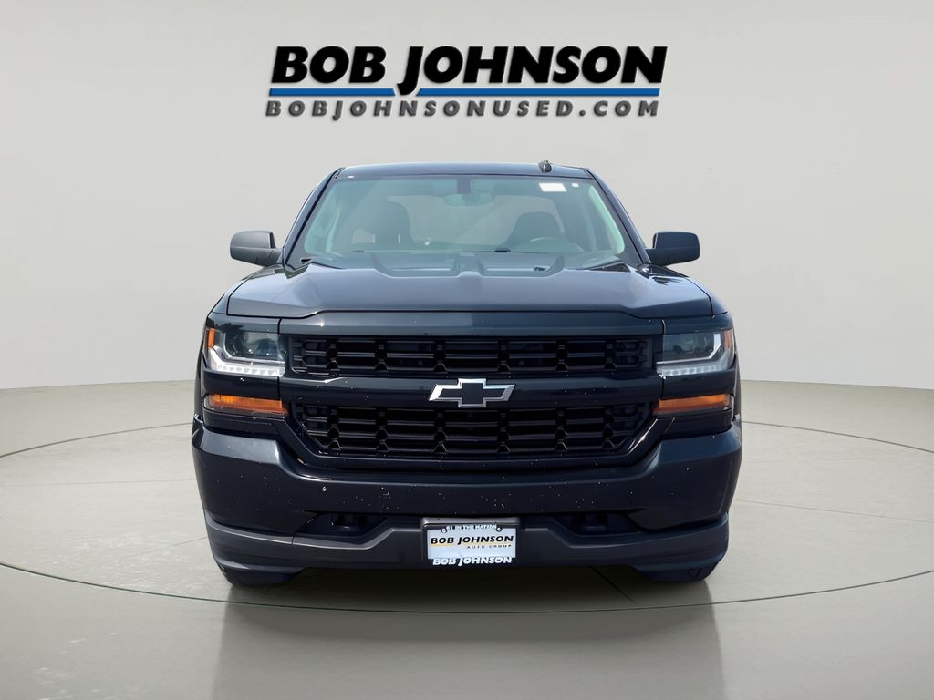 2017 Chevrolet Silverado 1500 Custom photo 2