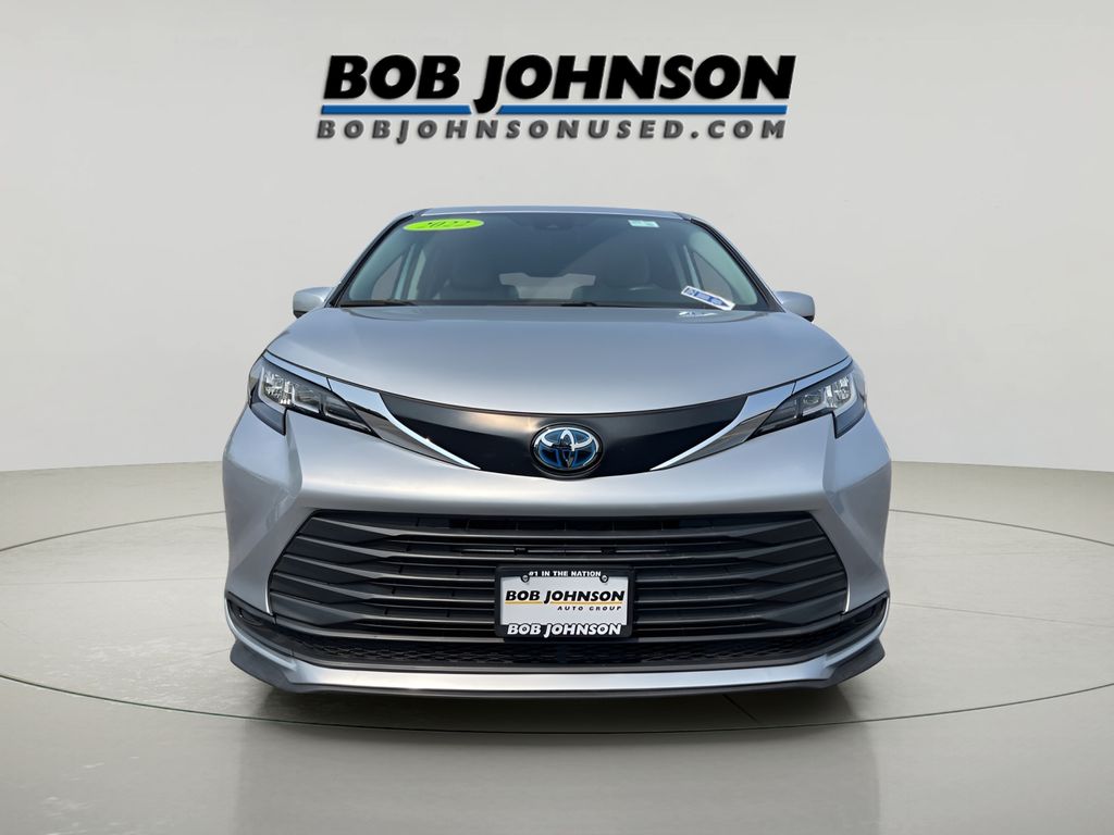 2022 Toyota Sienna LE photo 2