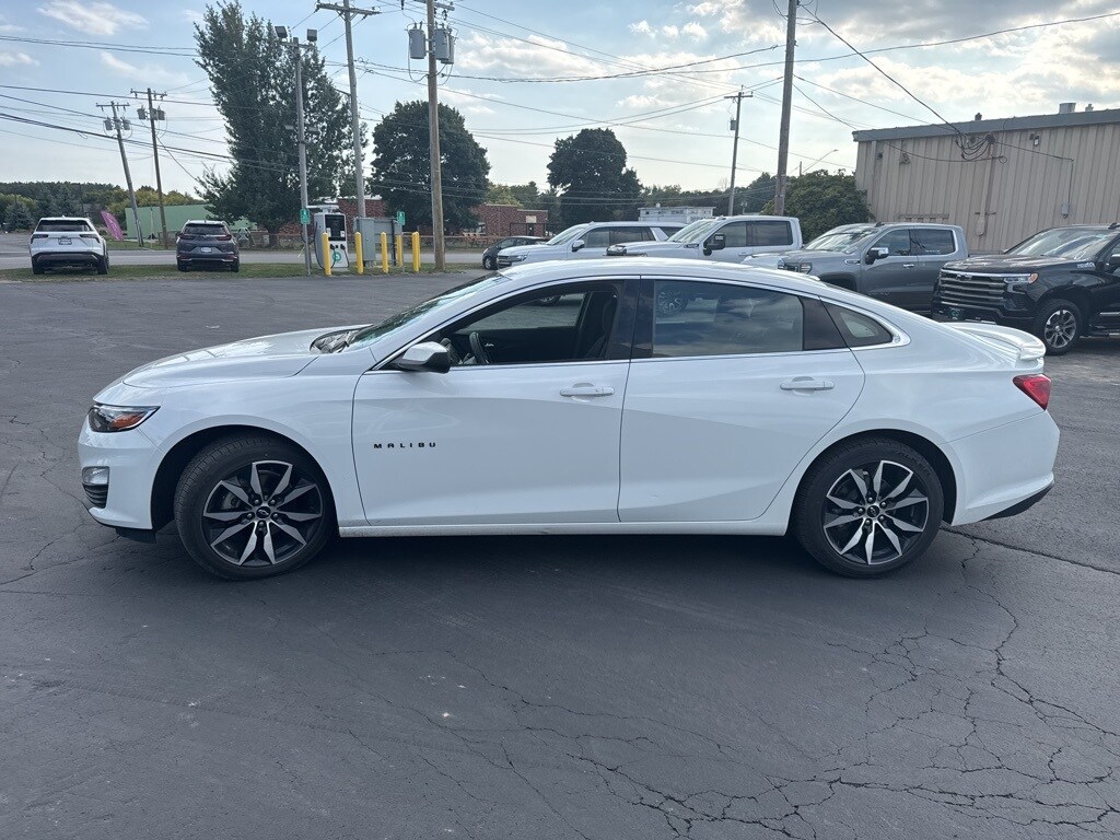 2022 Chevrolet Malibu RS photo 2