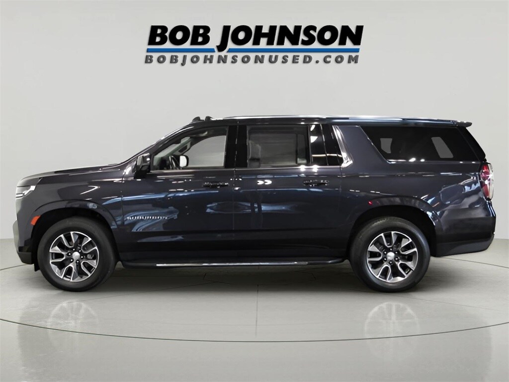 2022 Chevrolet Suburban LT photo 3