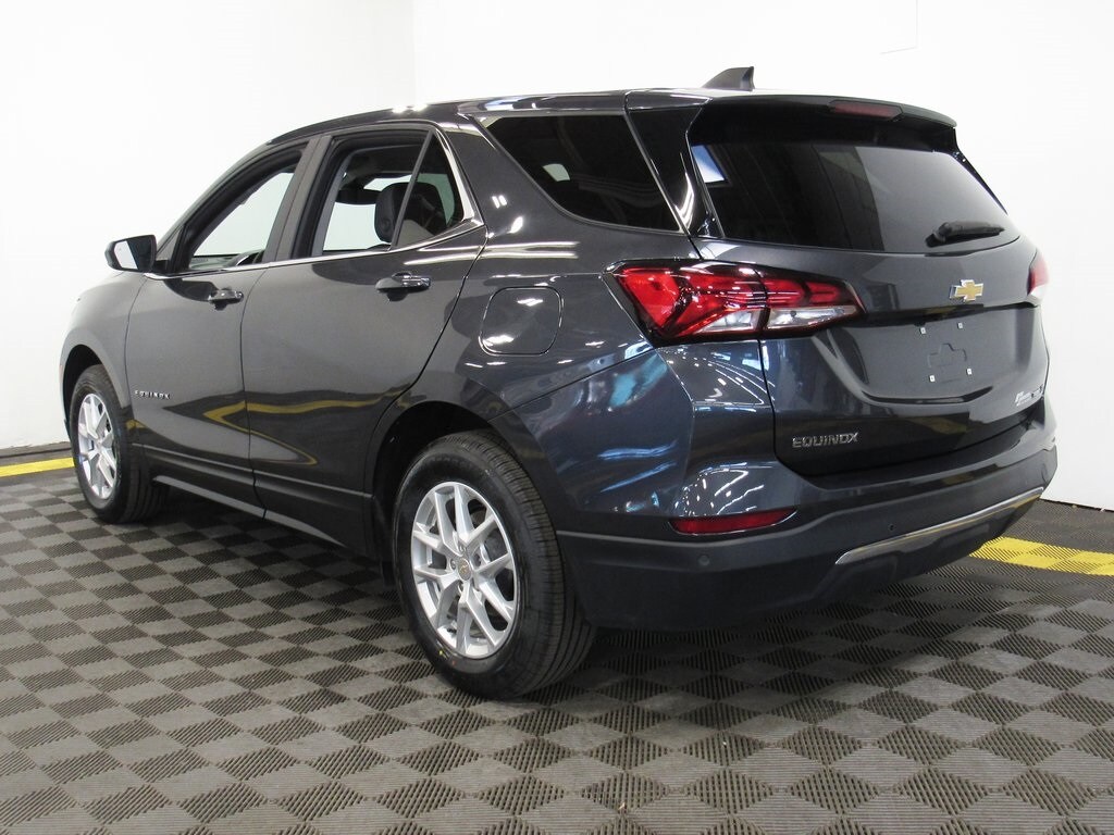 2022 Chevrolet Equinox LT photo 2