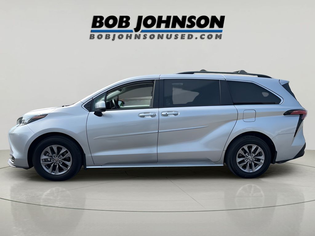 2022 Toyota Sienna LE photo 4