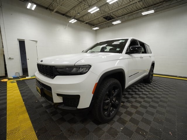 2022 Jeep Grand Cherokee Altitude photo 2