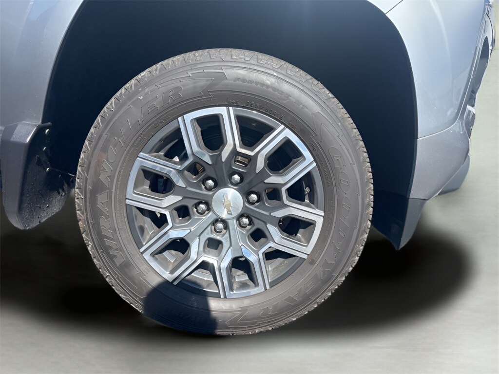 2023 Chevrolet Colorado LT photo 2