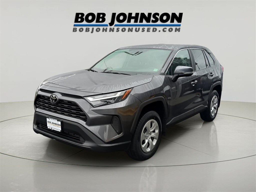 2023 Toyota RAV4 LE photo 3