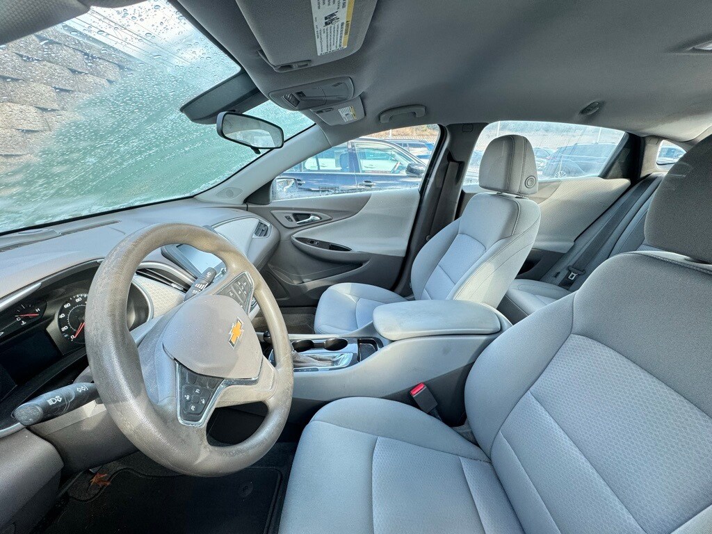 2016 Chevrolet Malibu LS photo 4