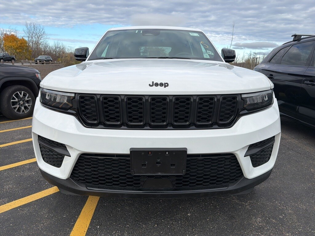2023 Jeep Grand Cherokee Altitude photo 2