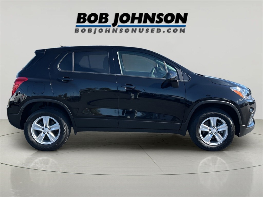2022 Chevrolet Trax LS photo 2