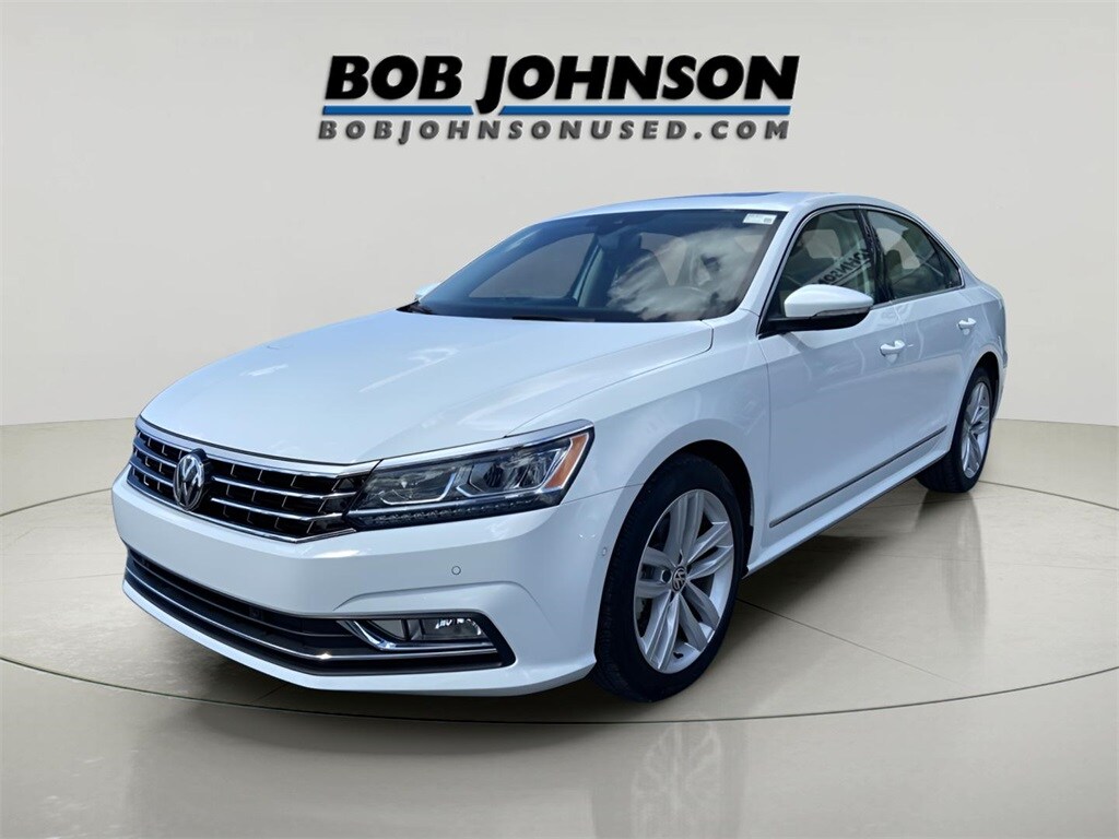 2018 Volkswagen Passat 2.0T SEL Premium photo 3