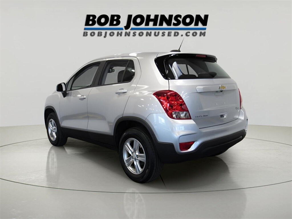 2022 Chevrolet Trax LS photo 2