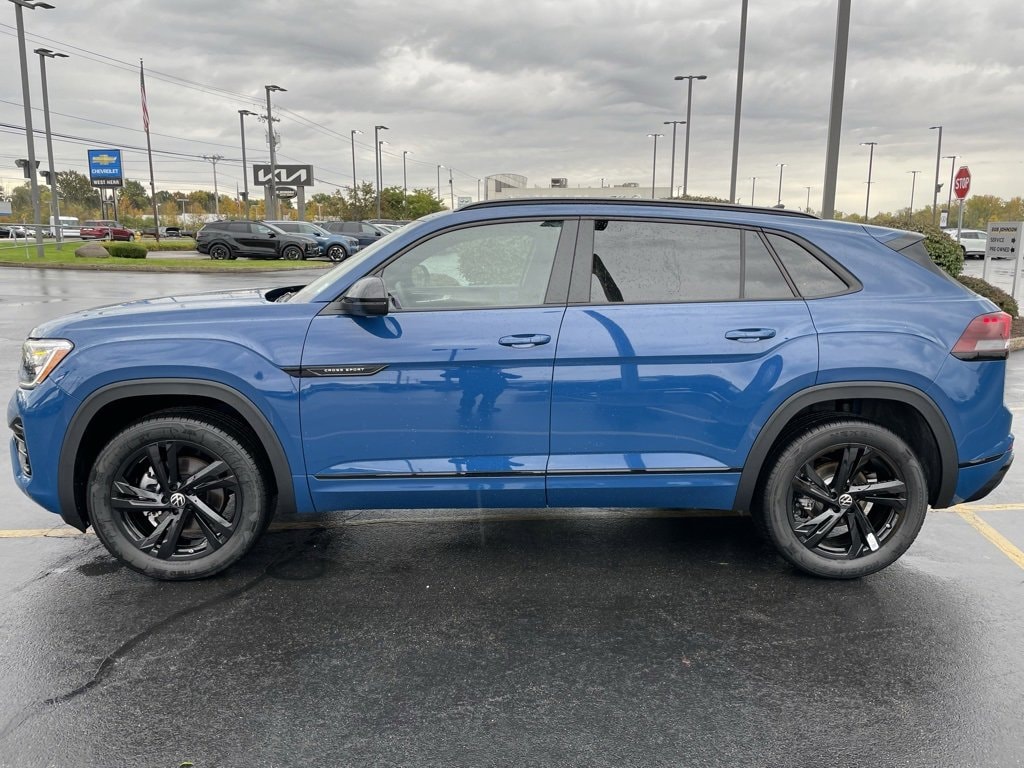 New 2025 Volkswagen Atlas Cross Sport 2.0T SEL R-Line Black 2.0T SEL R-Line Black 4MOTION