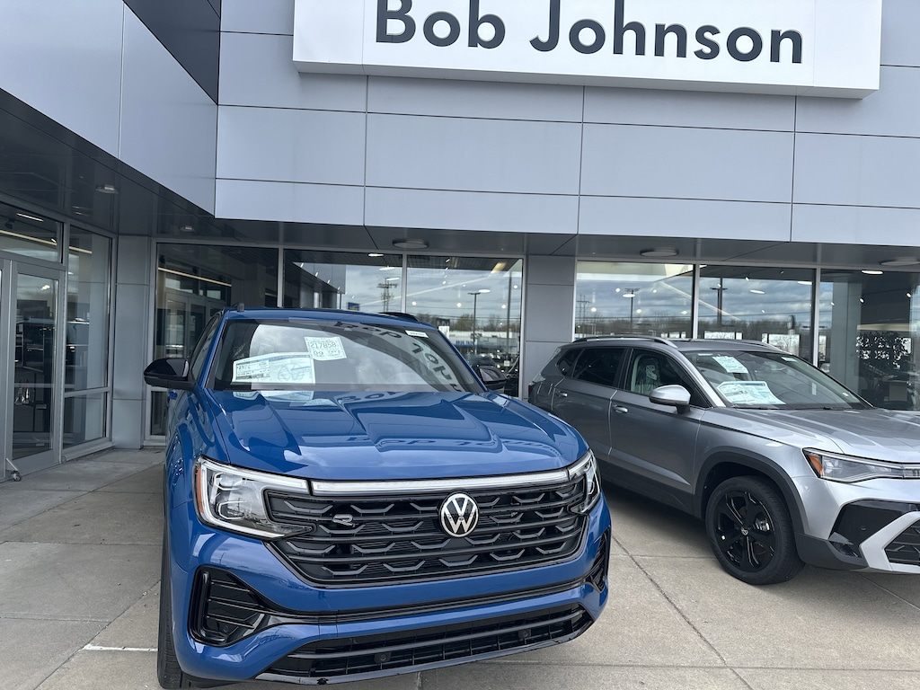 New 2025 Volkswagen Atlas Cross Sport 2.0T SEL R-Line Black 2.0T SEL R-Line Black 4MOTION
