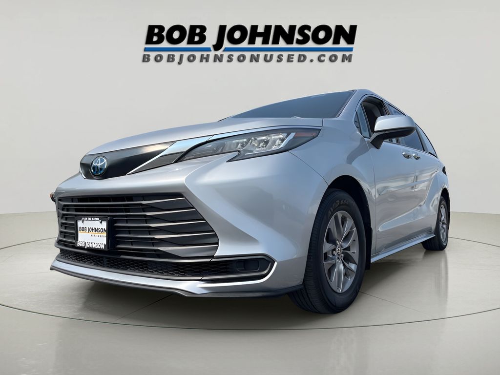 2022 Toyota Sienna LE photo 3