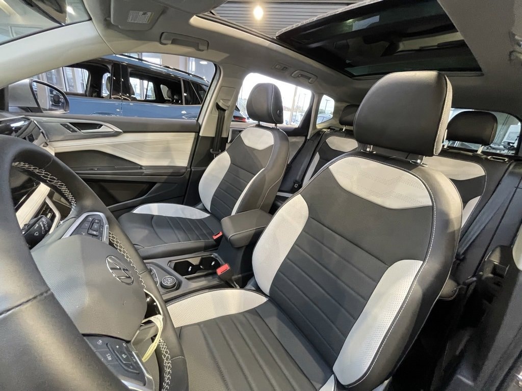 New 2025 Volkswagen Taos SEL SEL 4MOTION