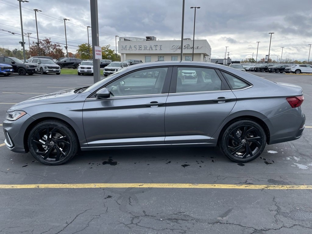 New 2025 Volkswagen Jetta SE SE Auto