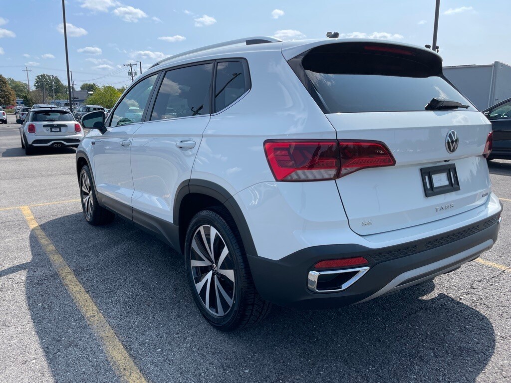 2022 Volkswagen Taos SE photo 2