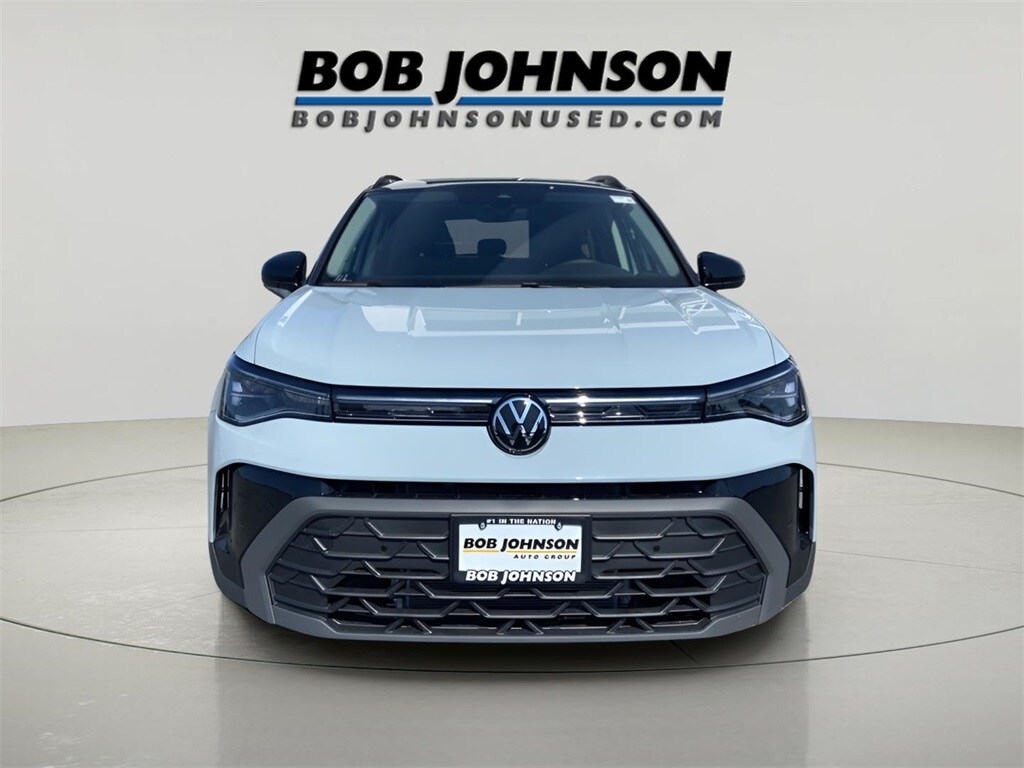 2025 Volkswagen Taos SE photo 2