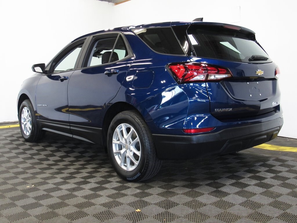 2022 Chevrolet Equinox LS photo 2