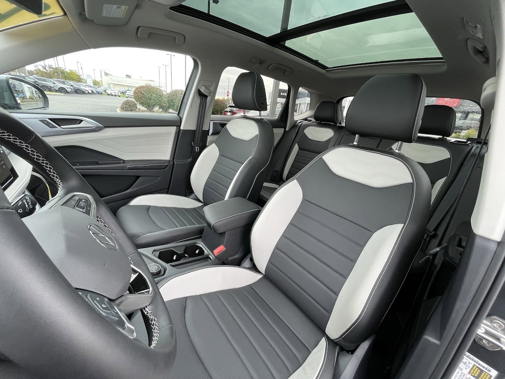 New 2025 Volkswagen Taos SEL SEL 4MOTION