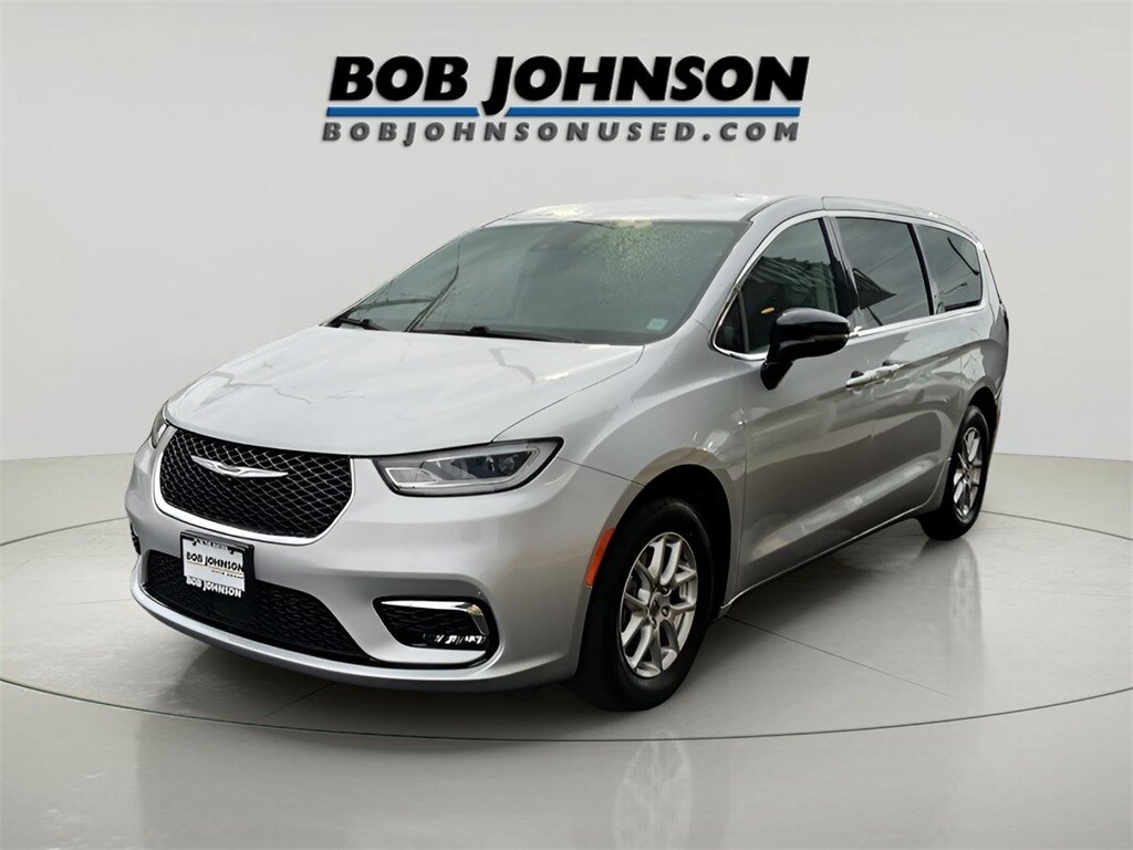 Used 2024 Chrysler Pacifica Touring L Minivan/Van