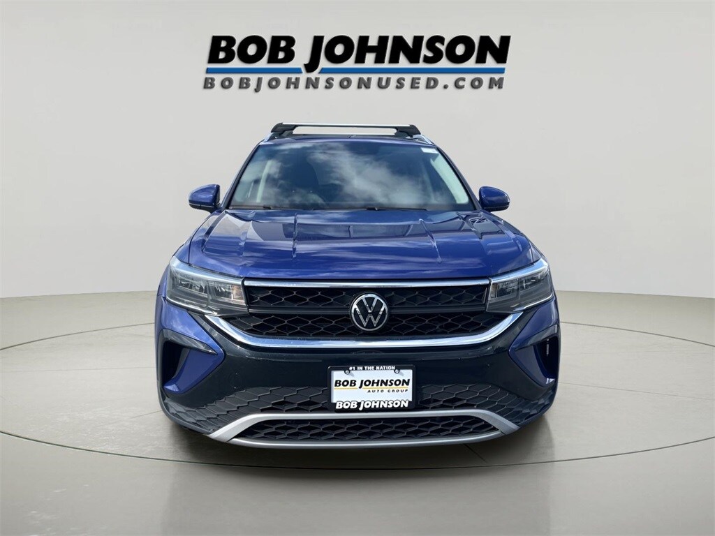2022 Volkswagen Taos SE photo 2