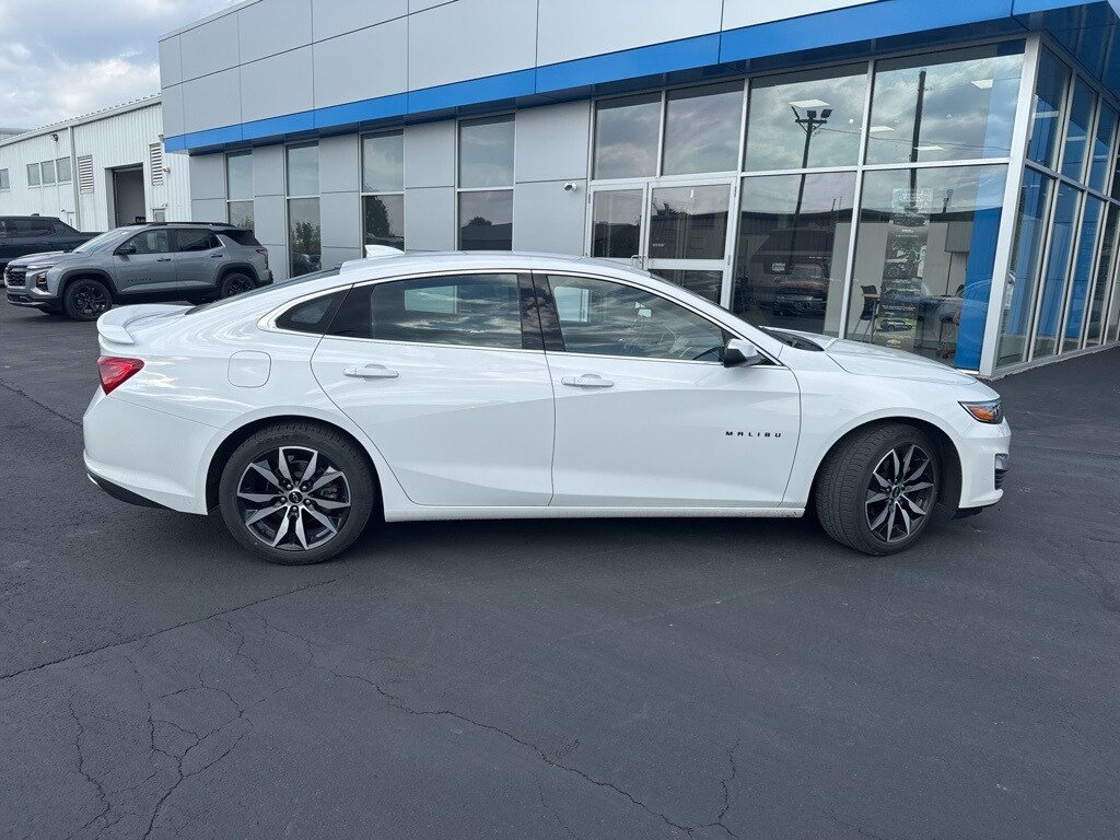 2022 Chevrolet Malibu RS photo 3