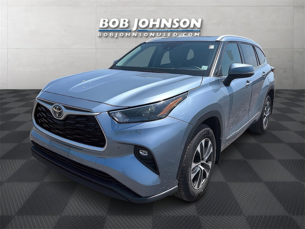 Used 2022 Toyota Highlander XLE with VIN 5TDGZRBH4NS224839 for sale in Rochester, NY