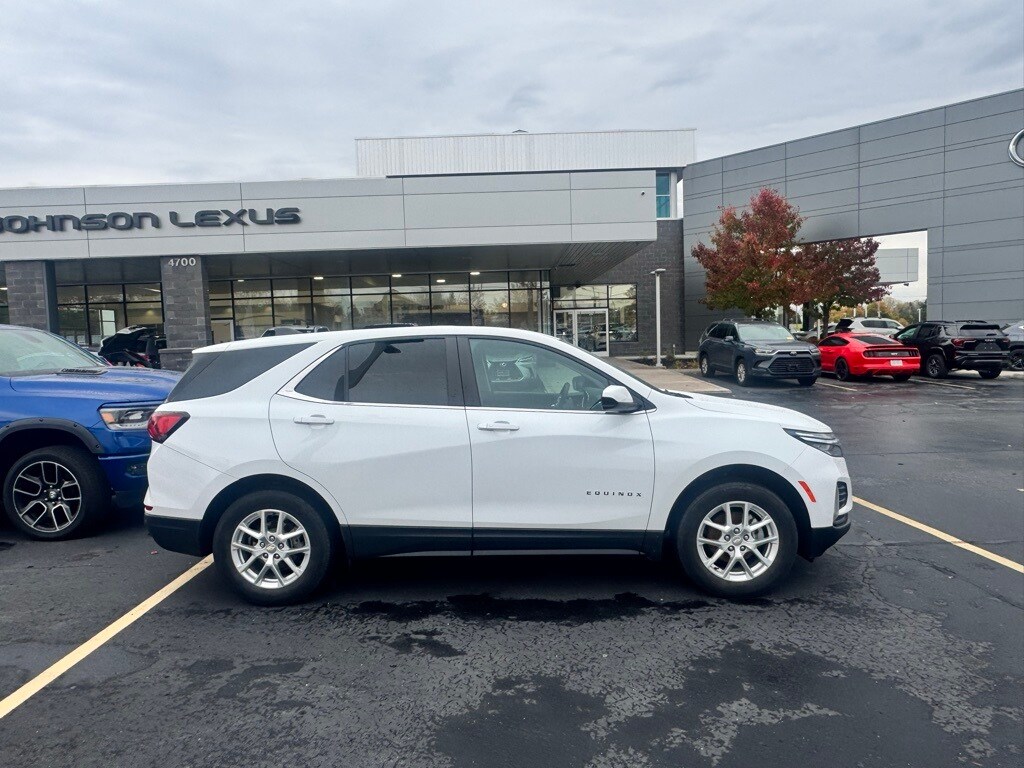 2023 Chevrolet Equinox LT photo 2