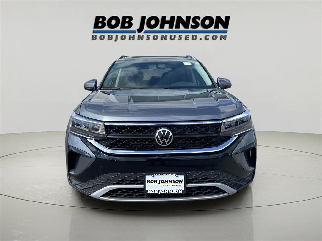 2022 Volkswagen Taos SE photo 2