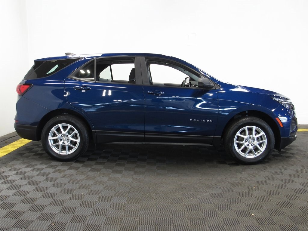 2022 Chevrolet Equinox LS photo 3