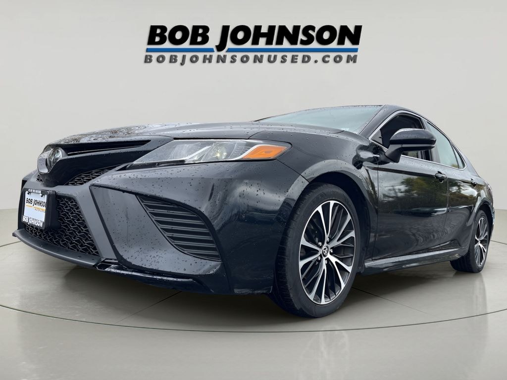 Used 2020 Toyota Camry SE Sedan