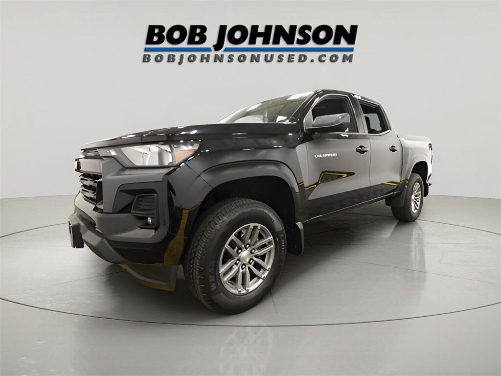 2024 Chevrolet Colorado LT photo 2