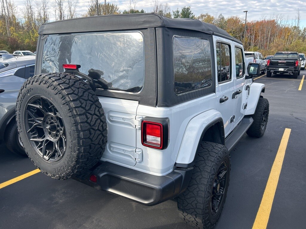 2022 Jeep Wrangler Unlimited Sahara photo 3