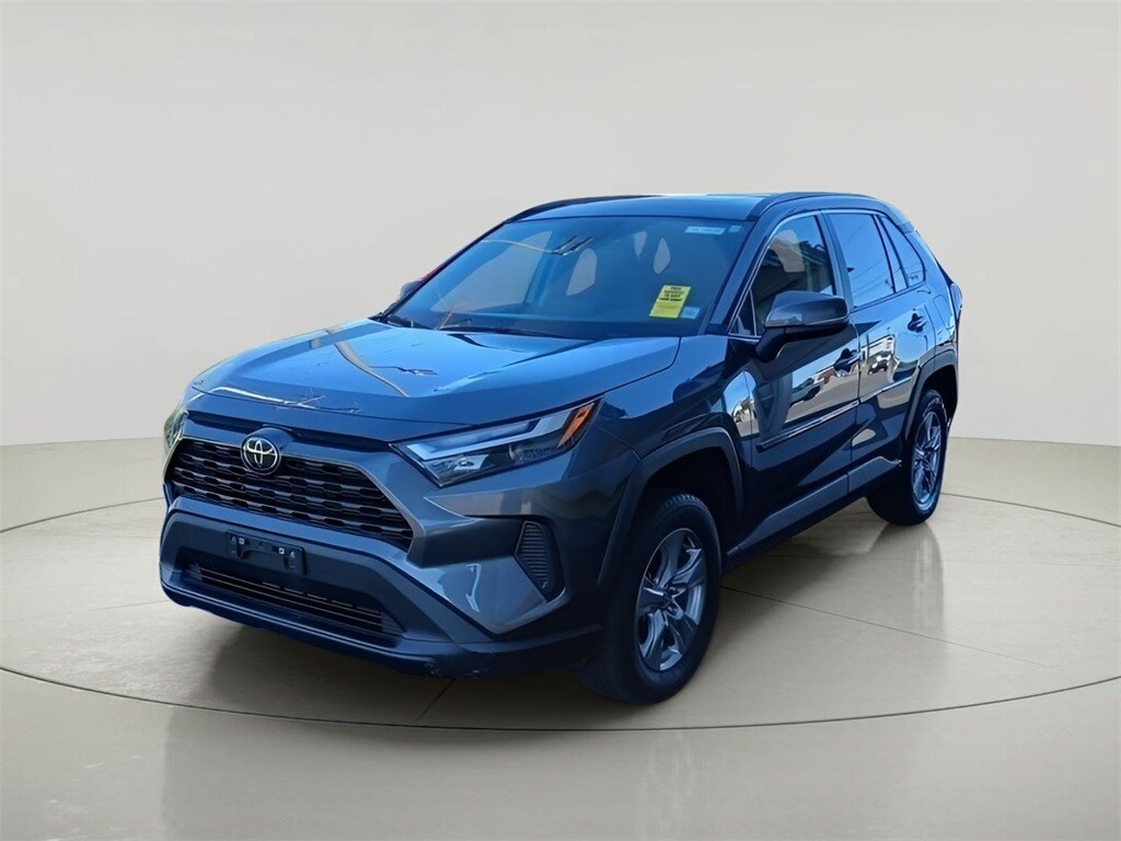 2022 Toyota RAV4 XLE photo 3