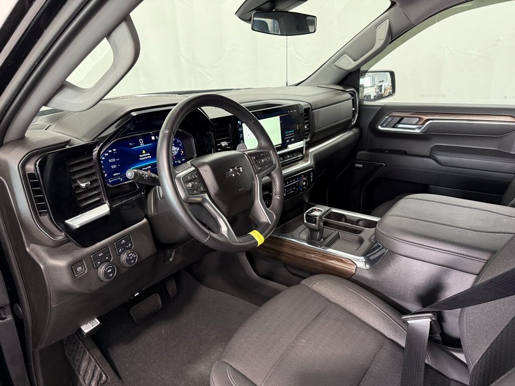 2023 Chevrolet Silverado 1500 RST photo 2