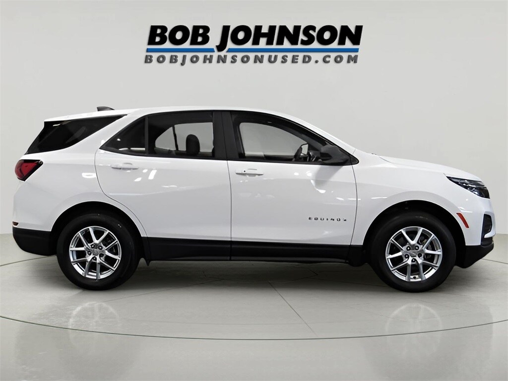 2022 Chevrolet Equinox LS photo 2