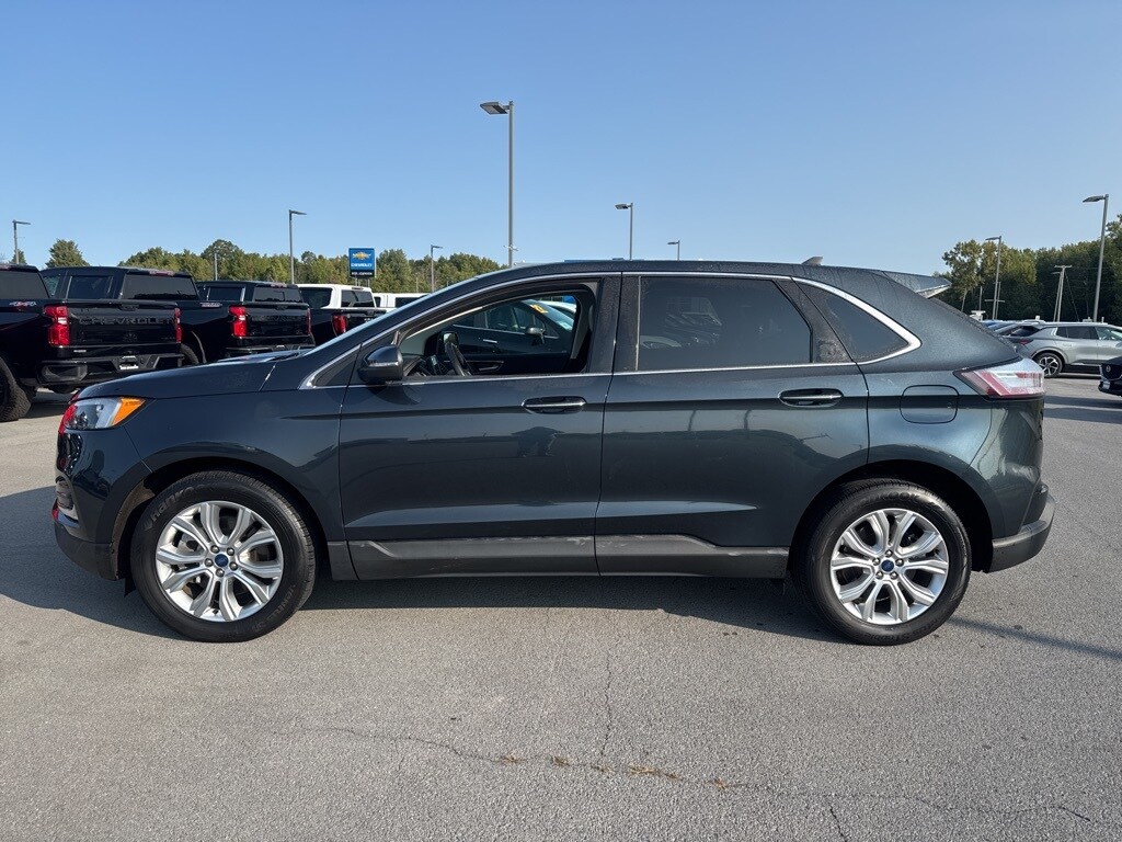 2022 Ford Edge Titanium photo 2