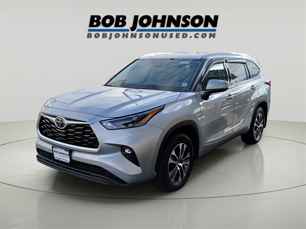 2022 Toyota Highlander XLE photo 2