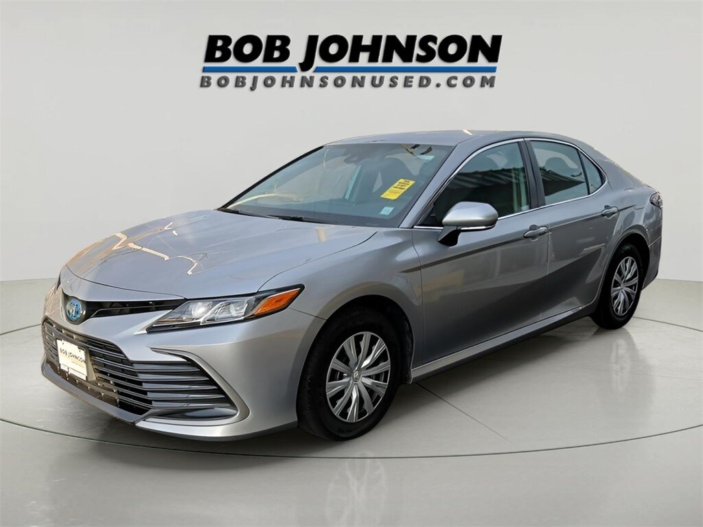 2022 Toyota Camry Hybrid LE photo 2