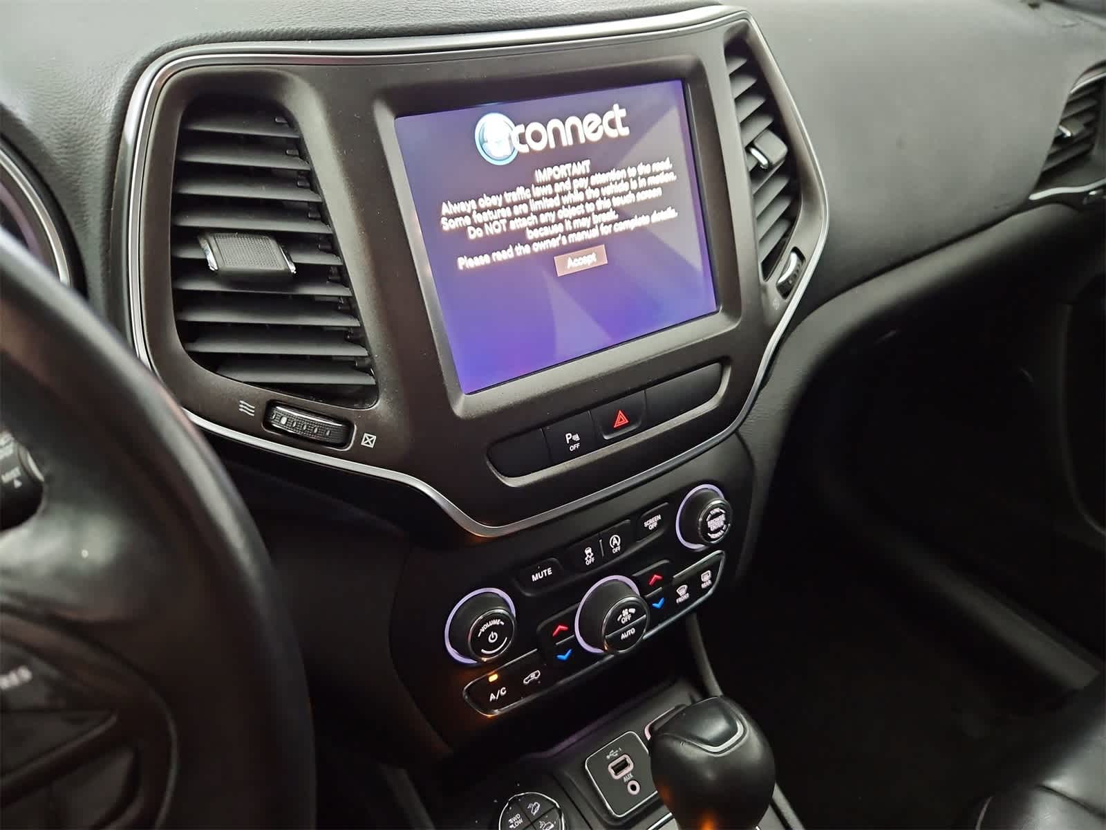 Thumbnail: 2019 Jeep Cherokee - 27