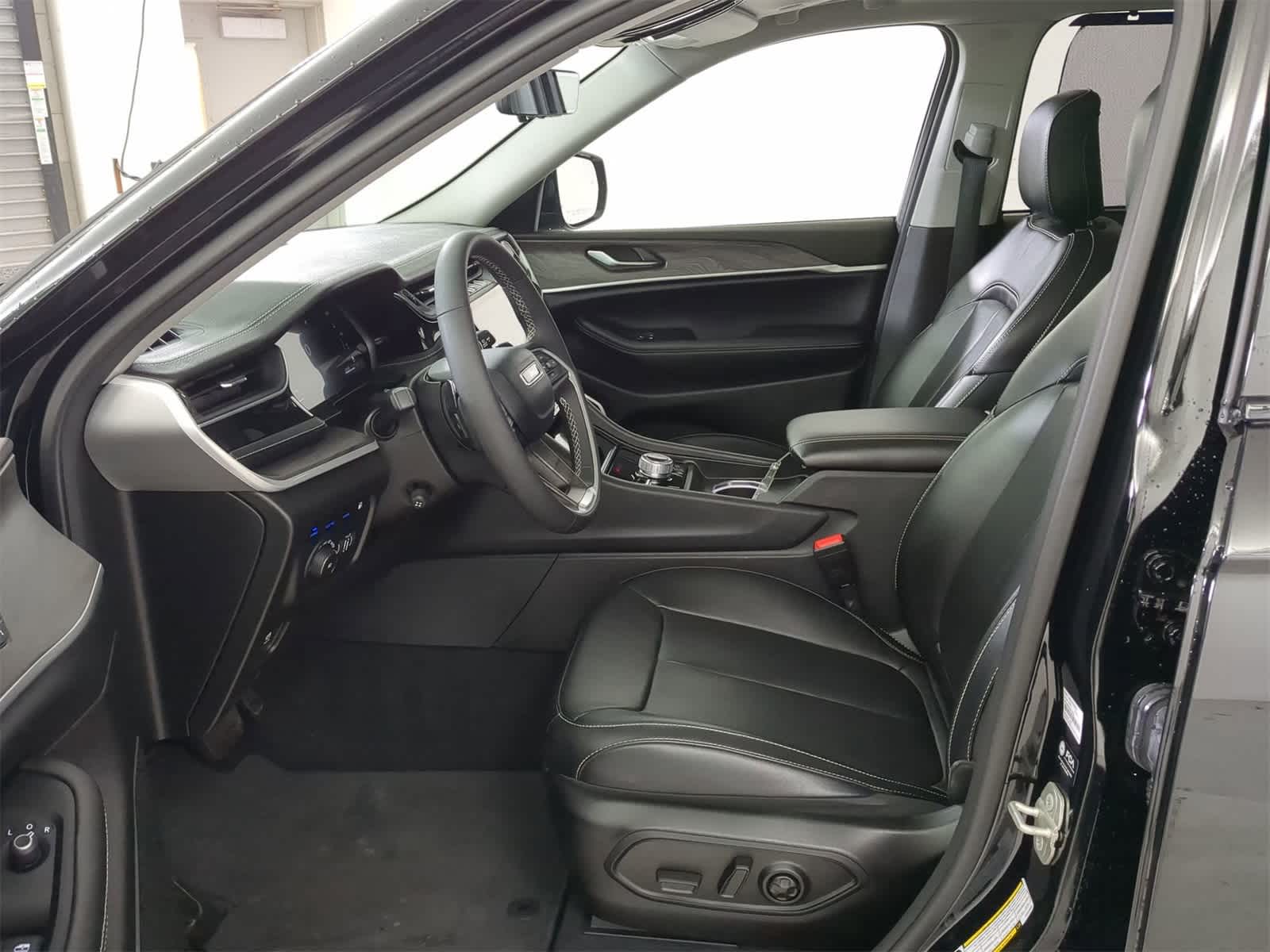 Thumbnail: 2023 Jeep Grand Cherokee - 15