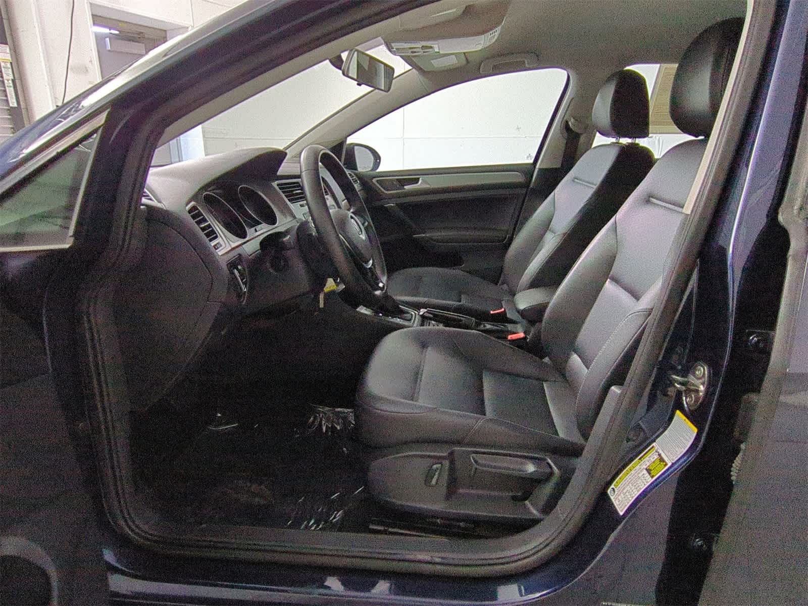 Thumbnail: 2015 Volkswagen e-Golf - 16