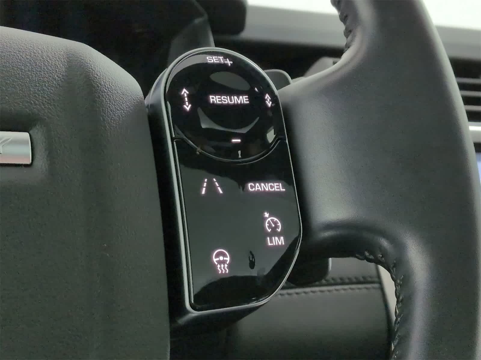 Thumbnail: 2020 Land Rover Discovery - 25