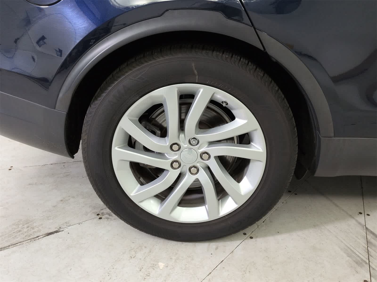 Thumbnail: 2020 Land Rover Discovery - 12