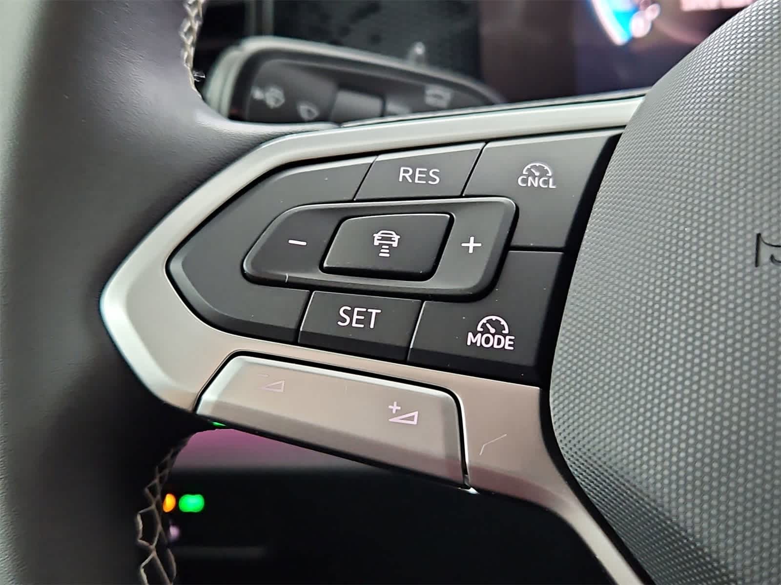 Thumbnail: 2025 Volkswagen Tiguan - 25