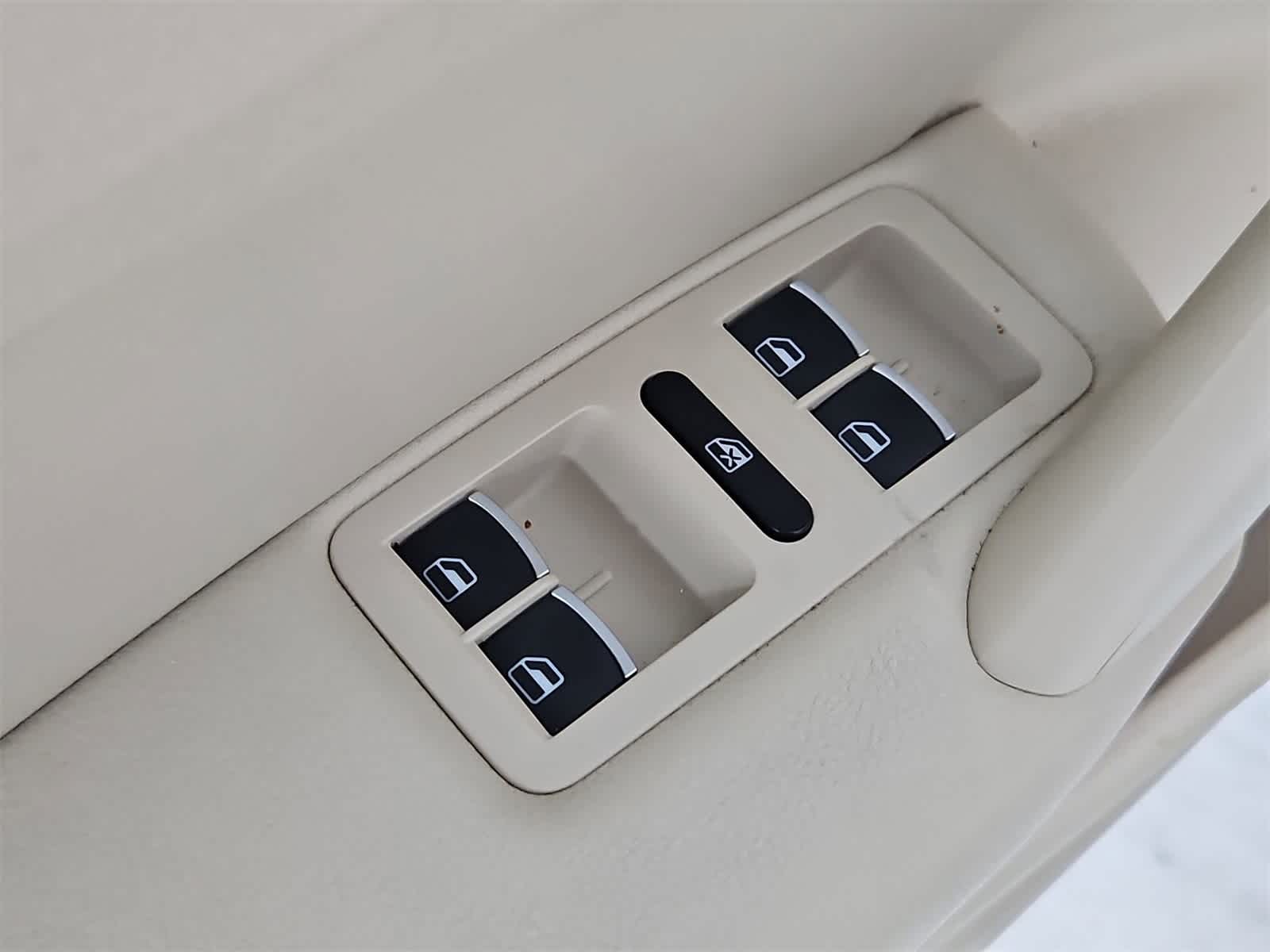 Thumbnail: 2013 Volkswagen Passat - 17