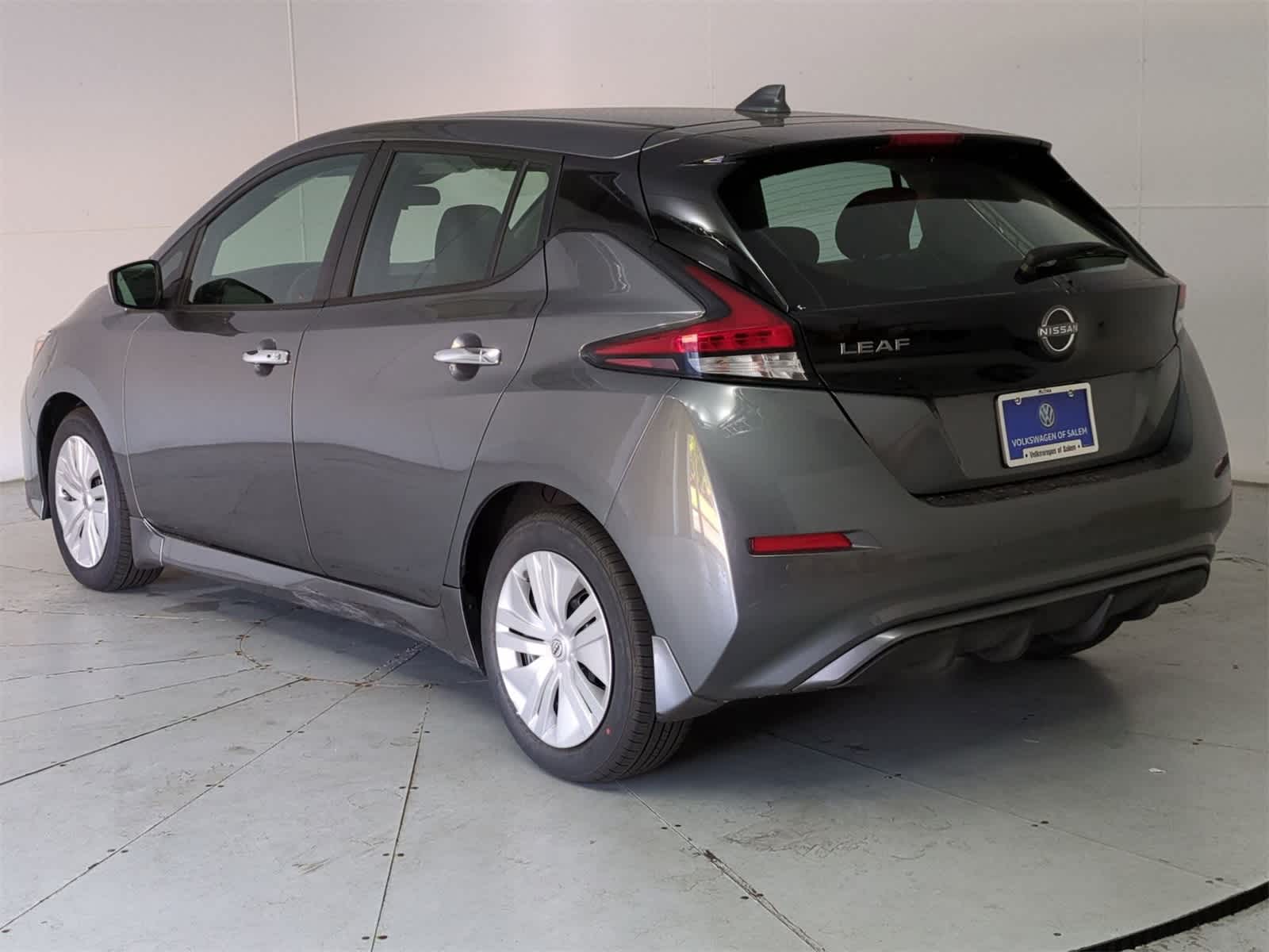 Thumbnail: 2023 Nissan Leaf - 4
