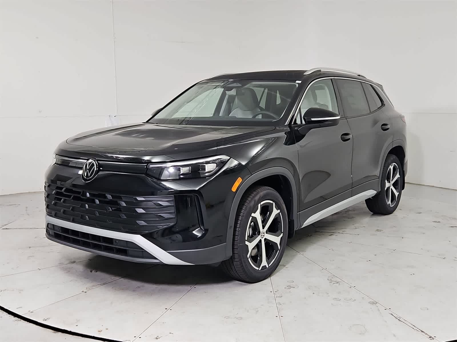 2025 Volkswagen Tiguan SE's photo