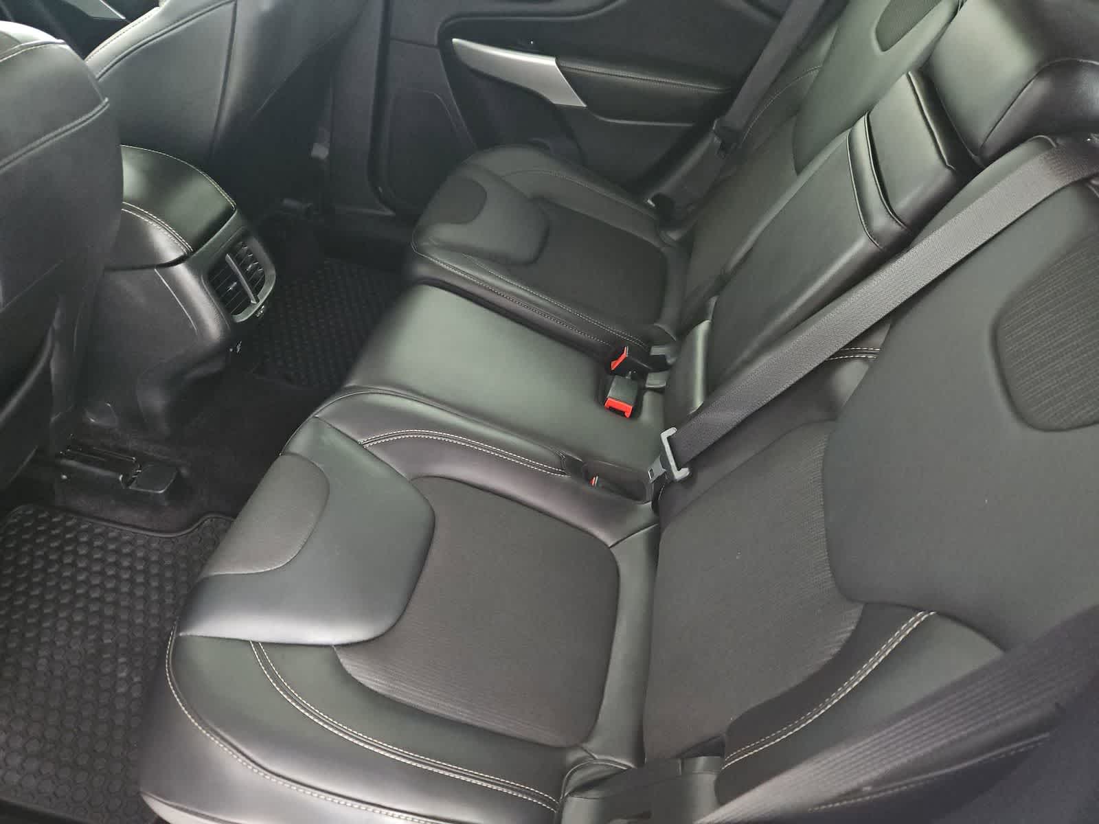 Thumbnail: 2018 Jeep Cherokee - 19